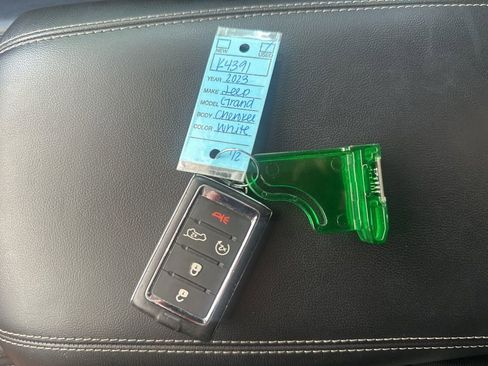 Used 2023 Jeep Grand Cherokee Limited w/ Black Appearance Package image 11