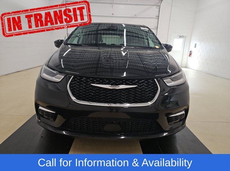 Used 2023 Chrysler Pacifica Touring-L FWD image 5