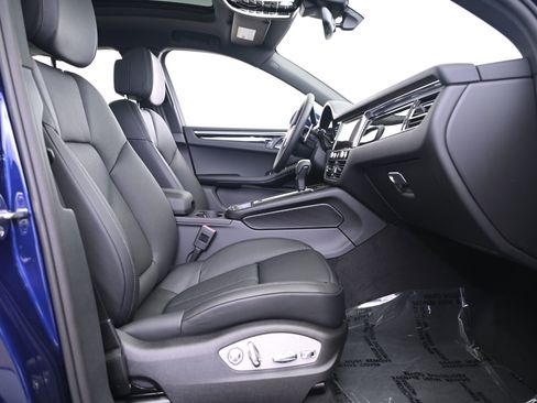 Certified 2025 Porsche Macan image 23