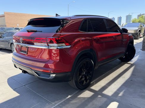Used 2024 Volkswagen Atlas Cross Sport SE w/ Panoramic Sunroof Package FWD image 4