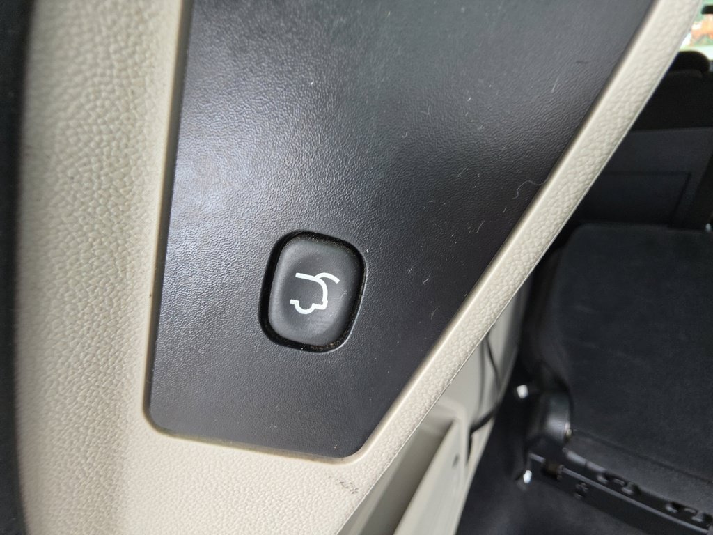 Used 2014 Dodge Grand Caravan SXT w/ Rear Park Assist Package FWD image 36