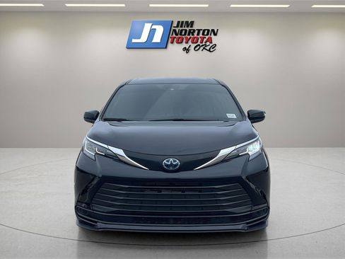 Used 2023 Toyota Sienna LE image 2