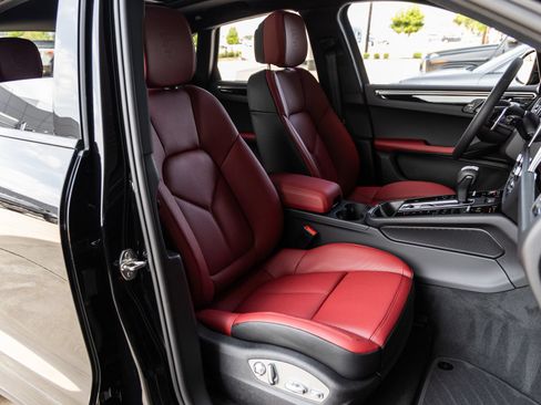 Certified 2025 Porsche Macan AWD/4WD image 44