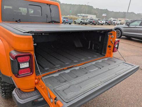 Used 2025 Jeep Gladiator Sport image 7