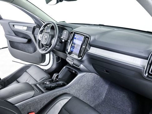 Certified 2025 Volvo XC40 B5 Core image 25