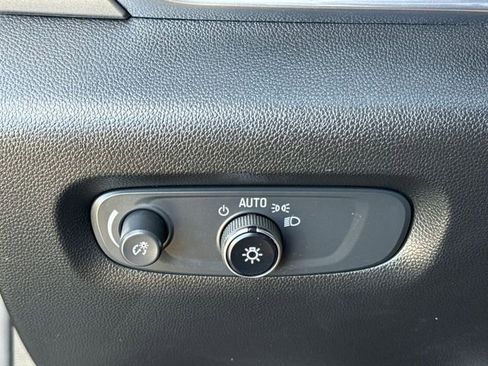 Used 2022 Chevrolet Traverse LT image 17