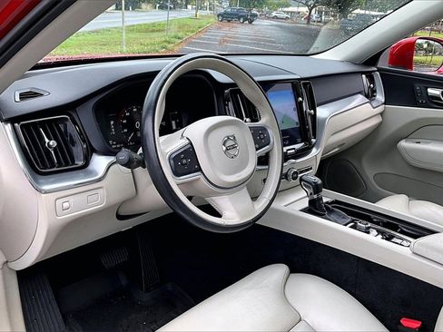 Used 2019 Volvo XC60 T5 Momentum w/ Premium Package image 13
