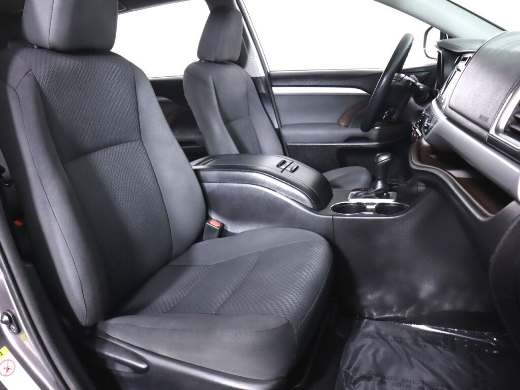 Used 2016 Toyota Highlander LE FWD image 33