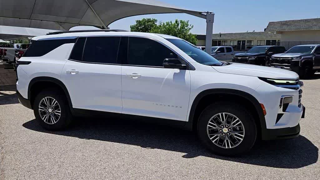 Used 2025 Chevrolet Traverse LT FWD image 9