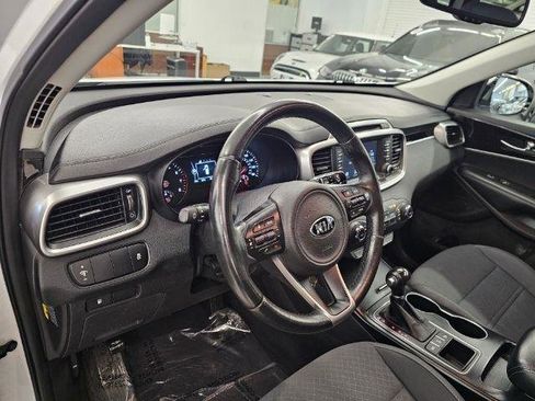 Used 2017 Kia Sorento LX w/ LX Convenience Package image 7