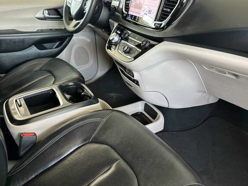 Used 2022 Chrysler Pacifica Touring-L FWD image 14
