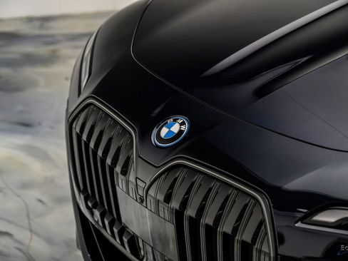 Used 2025 BMW i7 xDrive60 AWD/4WD image 32