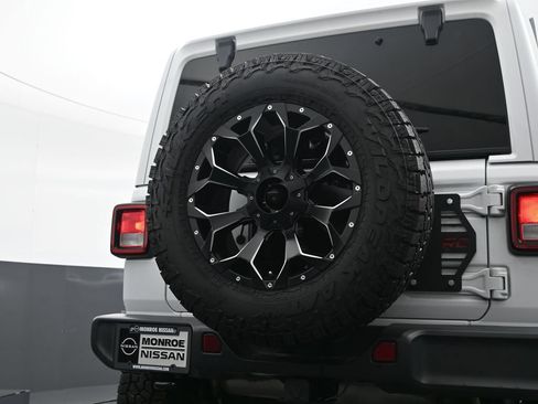 Used 2018 Jeep Wrangler Unlimited Sahara AWD/4WD image 10
