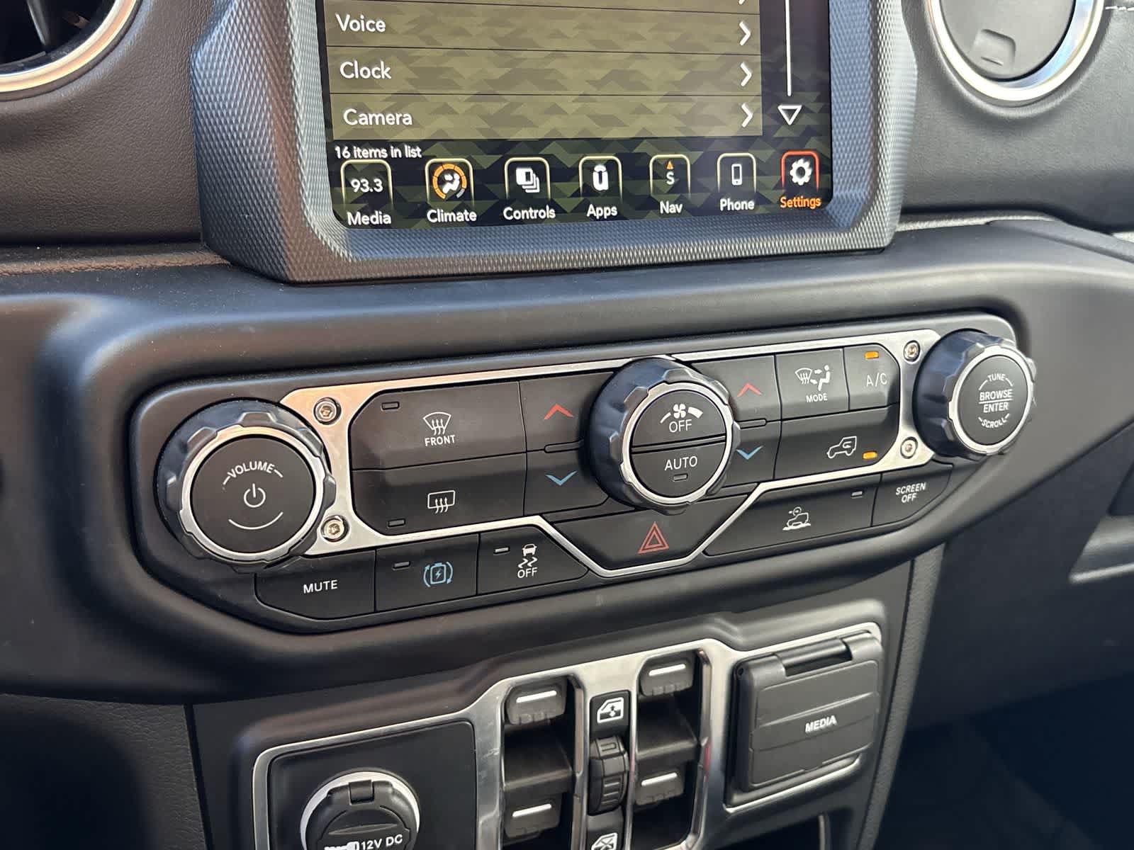 Used 2022 Jeep Wrangler Unlimited Sahara AWD/4WD image 25