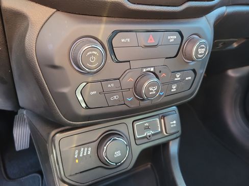 Used 2019 Jeep Renegade Limited w/ Quick Order Package 22P image 23