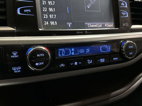Used 2015 Toyota Highlander XLE AWD/4WD image 16
