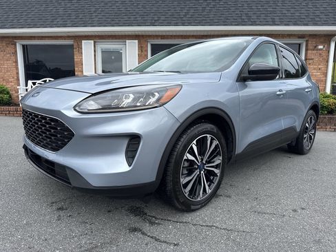 Used 2022 Ford Escape SE w/ SE Sport Appearance Package image 3