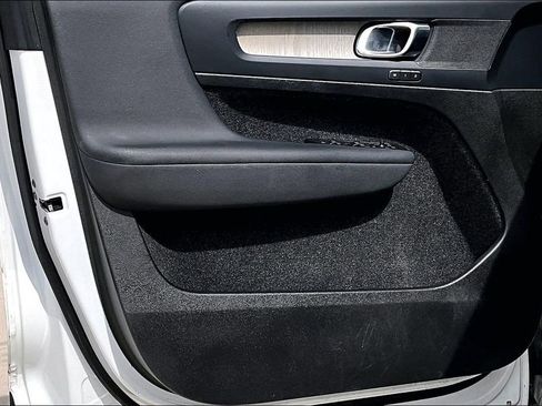 Used 2023 Volvo XC40 B4 Plus w/ Protection Package Premier image 23