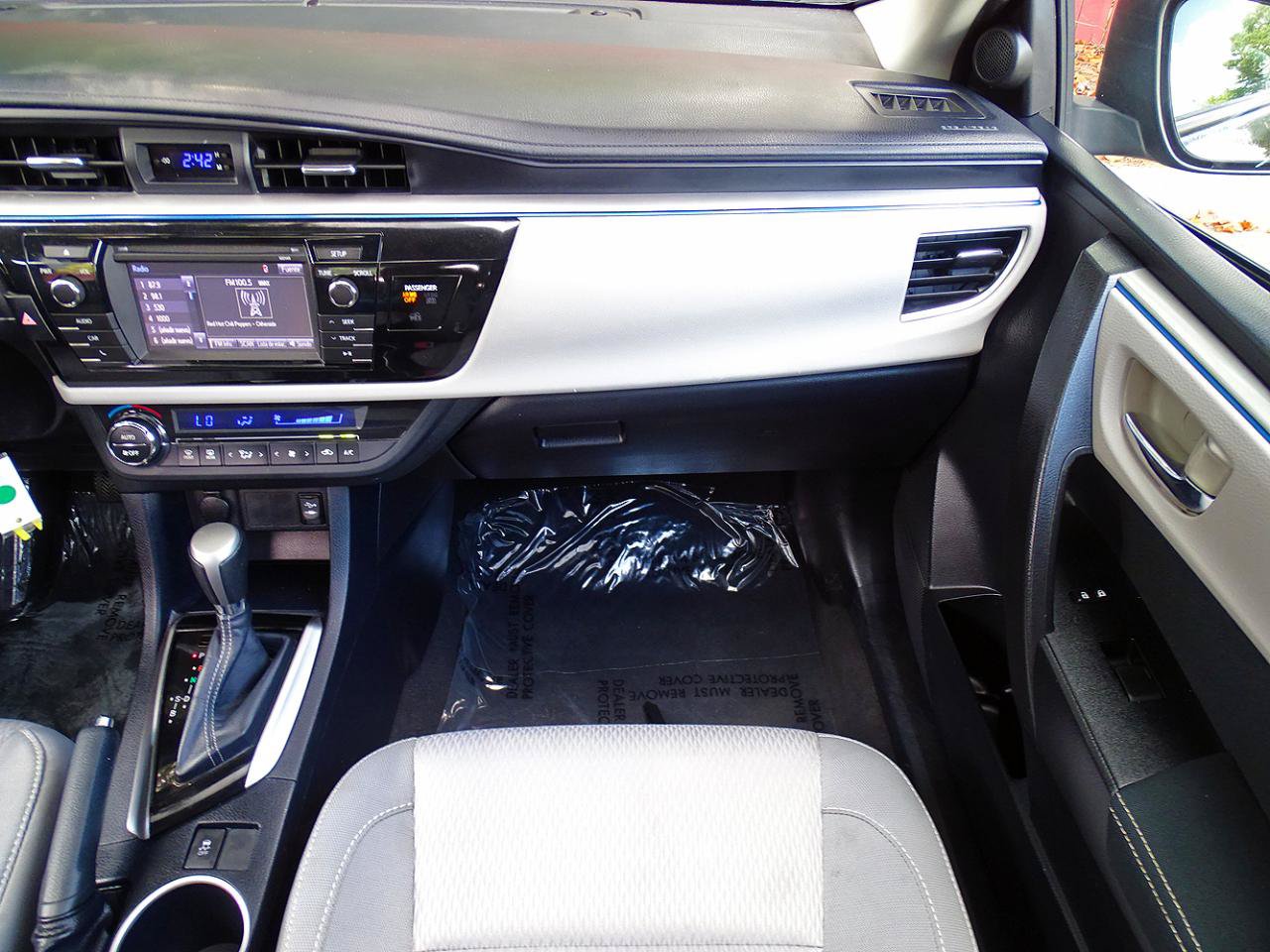 Used 2014 Toyota Corolla LE FWD image 29