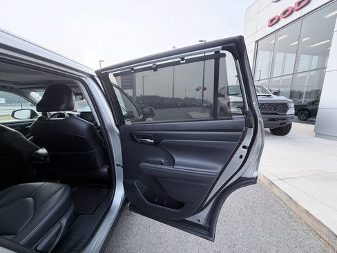 Used 2021 Toyota Highlander XLE image 31