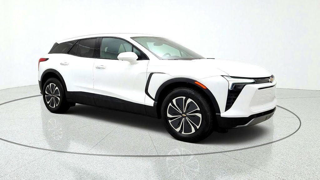 Used 2025 Chevrolet Blazer EV LT AWD/4WD image 3