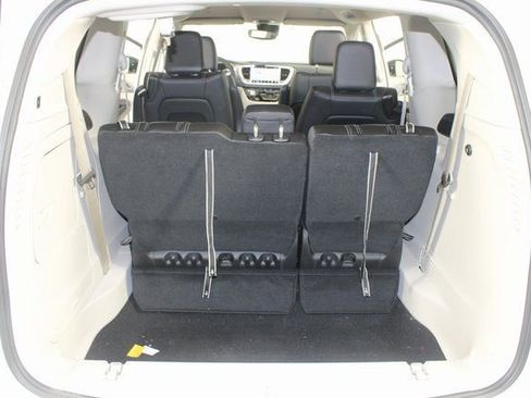 Used 2024 Chrysler Pacifica Select image 19