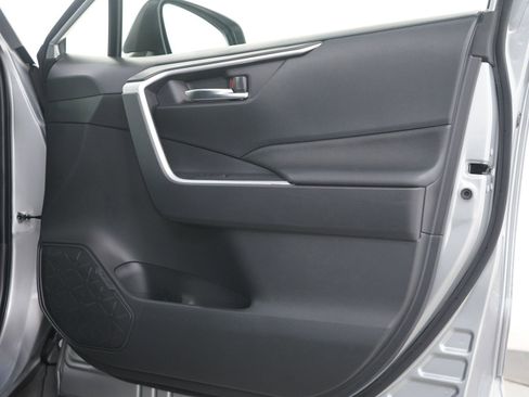 Used 2025 Toyota RAV4 XLE image 9