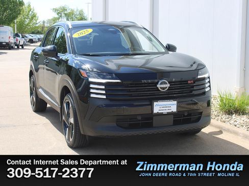 Used 2025 Nissan Kicks SR AWD/4WD image 3