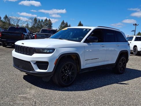Used 2024 Jeep Grand Cherokee Altitude AWD/4WD image 6