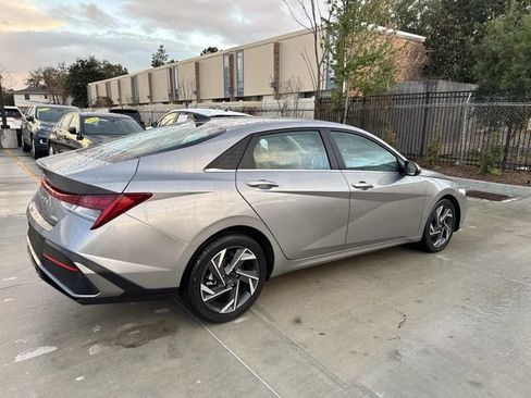Used 2025 Hyundai Elantra Limited FWD image 8