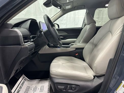 Used 2025 Toyota Grand Highlander AWD image 14