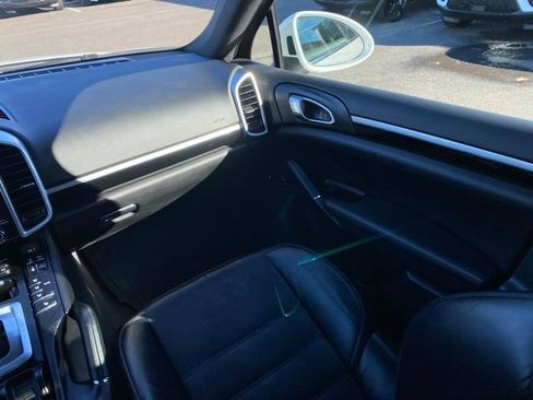 Used 2017 Porsche Cayenne image 32