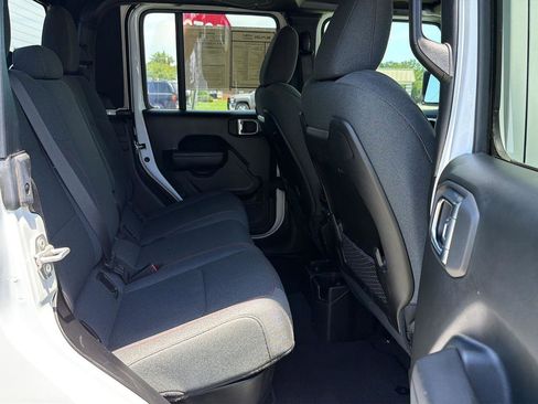 Used 2024 Jeep Gladiator Rubicon w/ Convenience Group AWD/4WD image 12