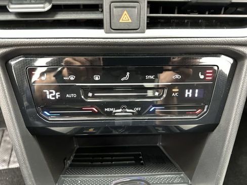 Certified 2025 Volkswagen Taos SE image 20
