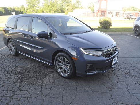 Used 2025 Honda Odyssey Touring image 3
