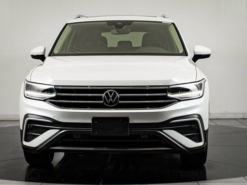 Used 2023 Volkswagen Tiguan SE w/ Panoramic Sunroof Package image 2