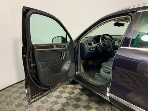 Used 2016 Volkswagen Touareg TDI image 17