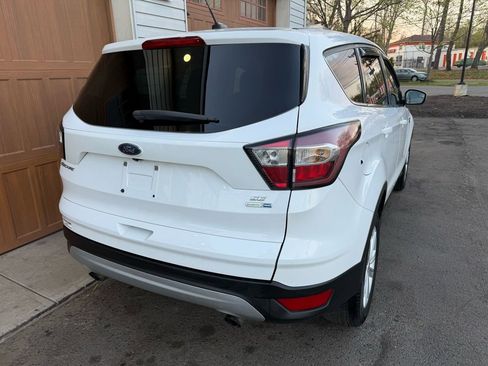 Used 2017 Ford Escape SE image 3