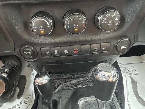 Used 2018 Jeep Wrangler Unlimited Sahara w/ Connectivity Group AWD/4WD image 23