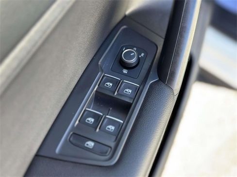 Used 2021 Volkswagen Tiguan SE w/ Panoramic Sunroof Package image 23