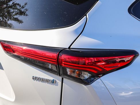 Used 2023 Toyota Highlander XLE AWD/4WD image 8