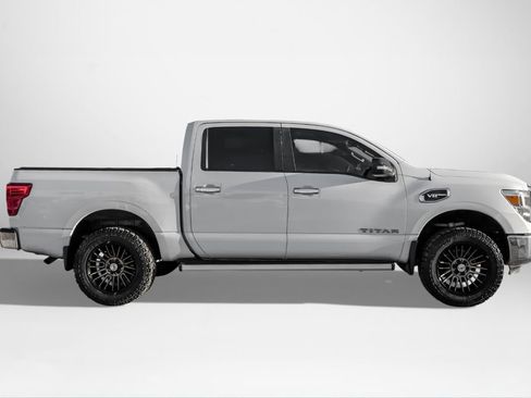Used 2017 Nissan Titan SV image 5