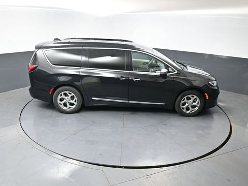 Used 2023 Chrysler Pacifica Limited FWD image 42