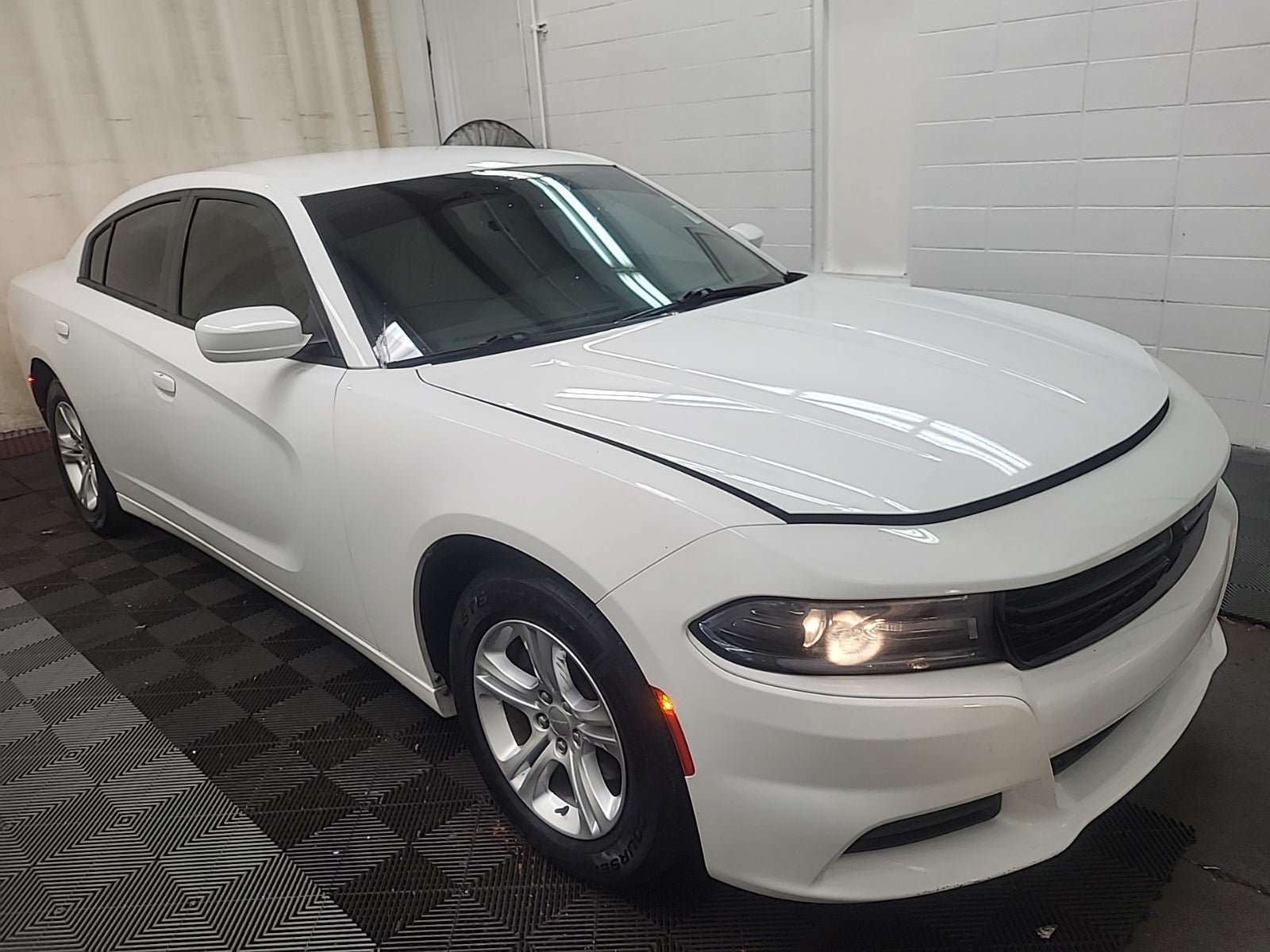 Used 2020 Dodge Charger SXT RWD image 4