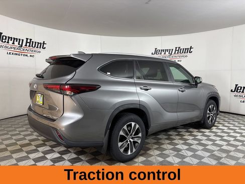 Used 2025 Toyota Highlander XLE AWD/4WD image 6