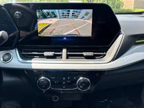 Used 2025 Chevrolet Trax LT FWD image 9