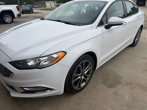 Used 2017 Ford Fusion SE w/ Equipment Group 201A FWD image 3