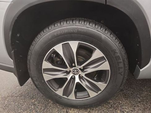 Used 2022 Toyota Highlander XLE image 2