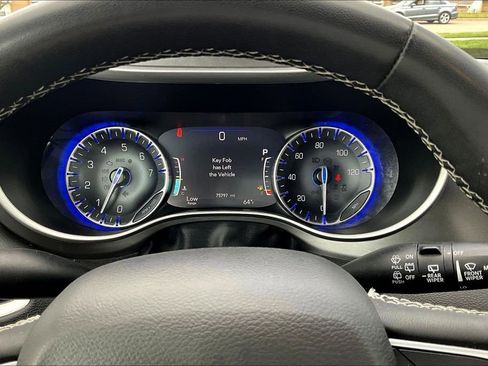 Used 2023 Chrysler Pacifica Touring-L FWD image 14
