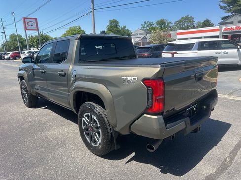 Used 2024 Toyota Tacoma TRD Sport w/ TRD Sport Premium Package AWD/4WD image 7